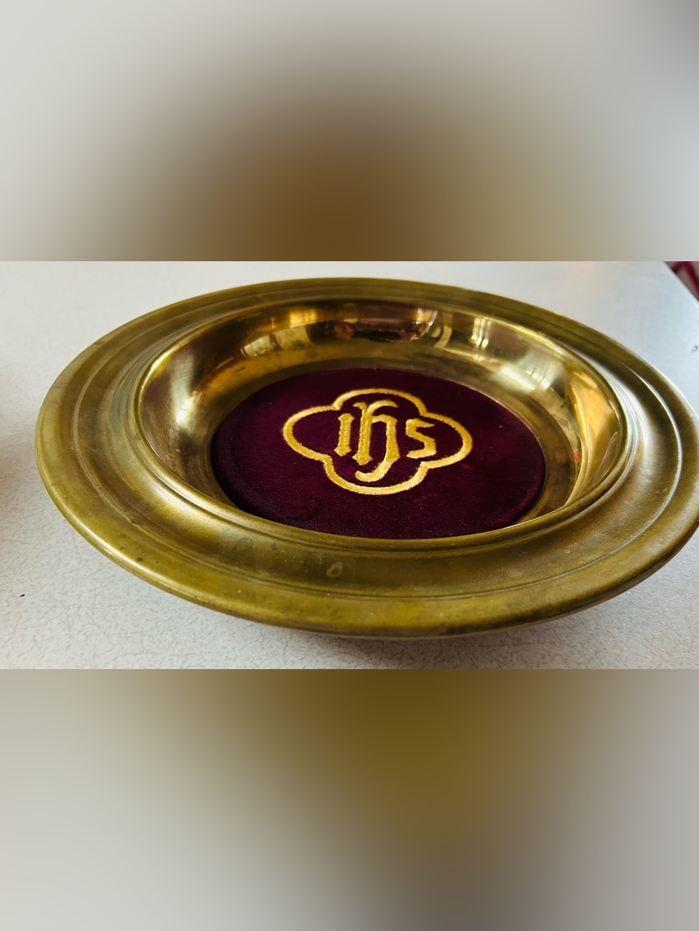 Sudbury SB115 Brass Offering Plate IHS Embroidered Burgundy Velvet Center 11”